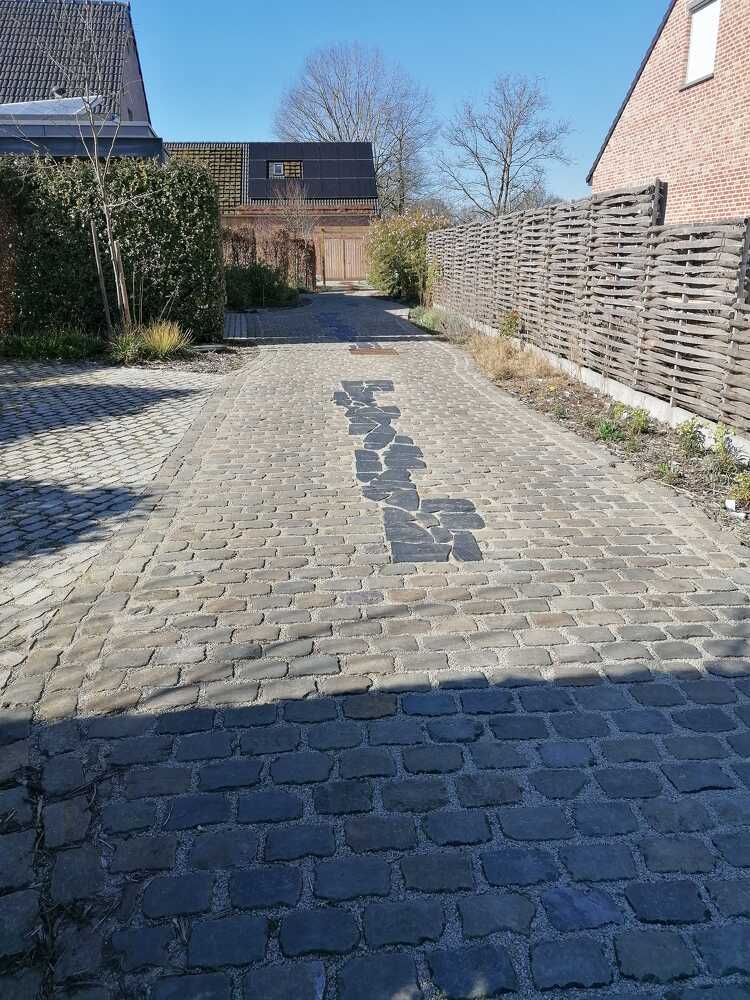 Landelijke oprit #oprit #herbruikkassei #kassei #landelijk #karrespoor #leisteen #grès #grèskassei #gres #greskassei #zandsteen